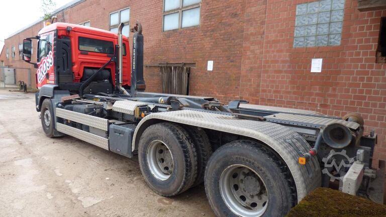 รถบรรทุกขนถ่ายตู้คอนเทนเนอร์แบบตะขอ (roll-off) MAN TGS 26.480 6X4 BL