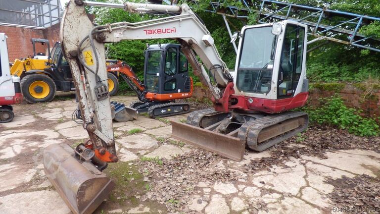 Pelle hydraulique sur chenilles TAKEUCHI TB 250