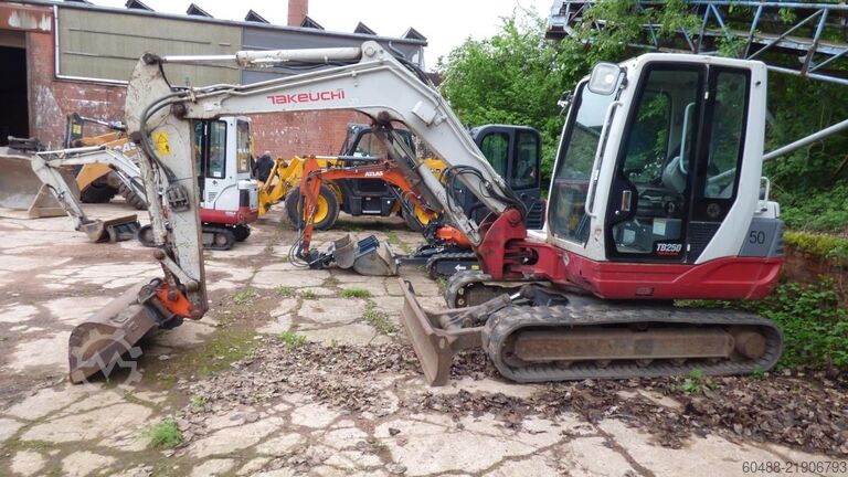 Pelle hydraulique sur chenilles TAKEUCHI TB 250