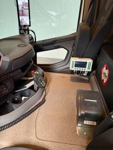 Containertransport (Hakensystem) DAF XD 450 FAN FAssi F235A.2.23 E-Dynamic + TAM T20...