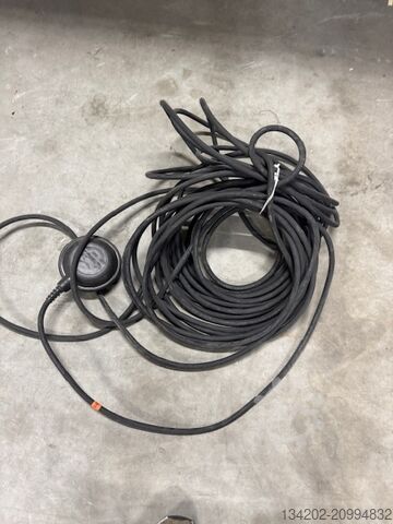 Instalação de bomba de águas residuais Grundfos SE1.100.100.40.4.51D.B