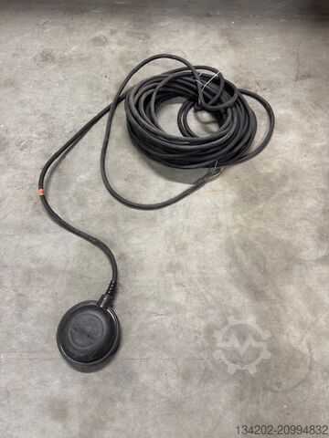 Instalação de bomba de águas residuais Grundfos SE1.100.100.40.4.51D.B