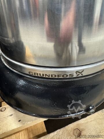 Instalação de bomba de águas residuais Grundfos SE1.100.100.40.4.51D.B