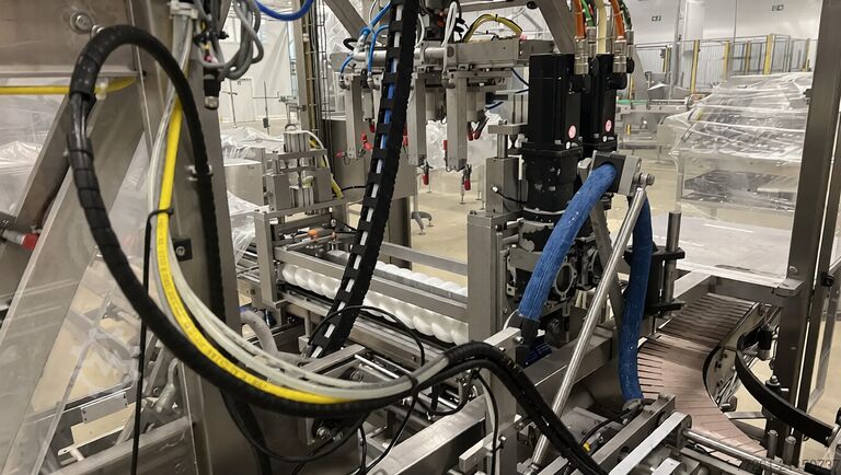 Dvojitý baliaci stroj na zatavené kelímky TECMA SEALED CUPS DUAL PACKER x2, x4, x6 PACK CARTON