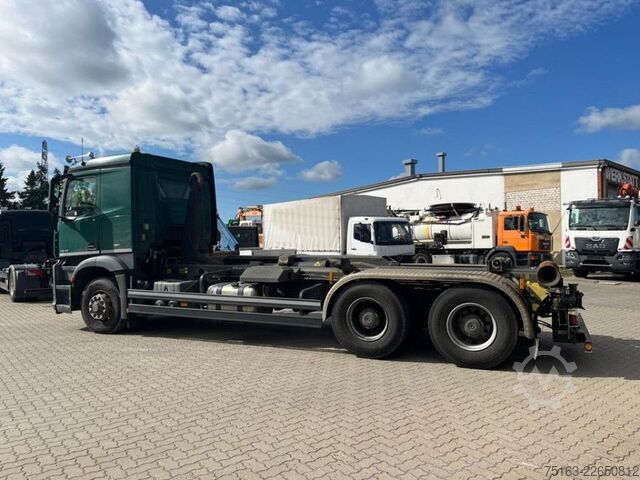 Autocamion cu cârlig pentru containere MERCEDES-BENZ Arocs 2643 6x6 HAD Abrollkipper Meiller 30to