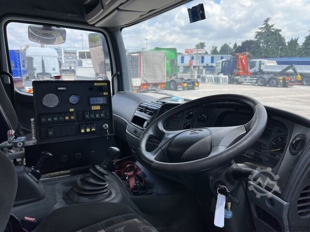 Spazzatrice stradale Mercedes-Benz Atego 1324