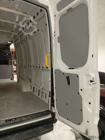 Long Closed Van Automatic Iveco Daily 35