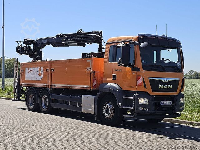 Memuat platform M.A.N. 26.440 TGS