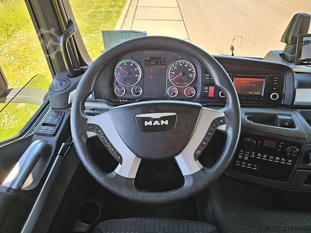 Memuat platform M.A.N. 26.440 TGS