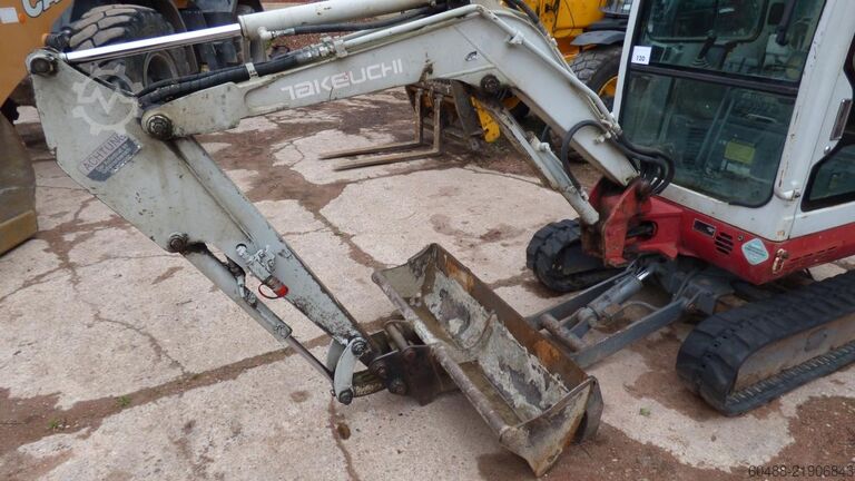 Minipelle hydraulique sur chenilles TAKEUCHI TB 016