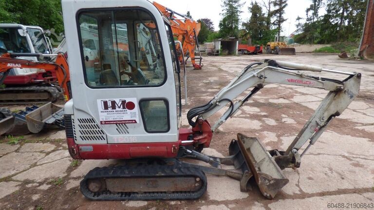 Minipelle hydraulique sur chenilles TAKEUCHI TB 016
