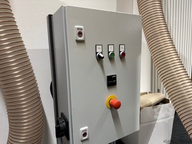 Koksnes smalcinātājs Untha LR630