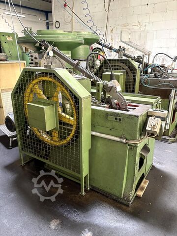 Mašina za hladno kovanje uključujući vibracioni transporter Cold heading machine including vibrating feeder