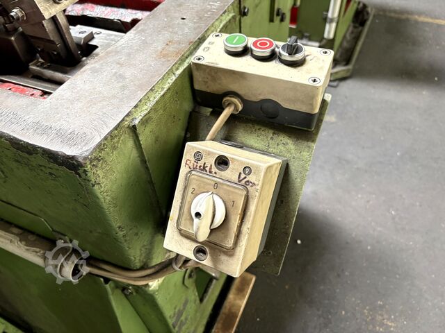 Mašina za hladno kovanje uključujući vibracioni transporter Cold heading machine including vibrating feeder