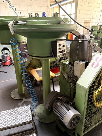 Mašina za hladno kovanje uključujući vibracioni transporter Cold heading machine including vibrating feeder
