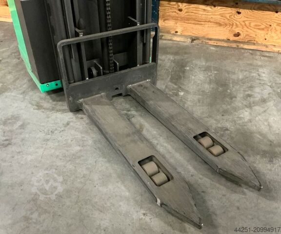 Apilador eléctrico de conductor a bordo Mitsubishi Electric SBR16N2