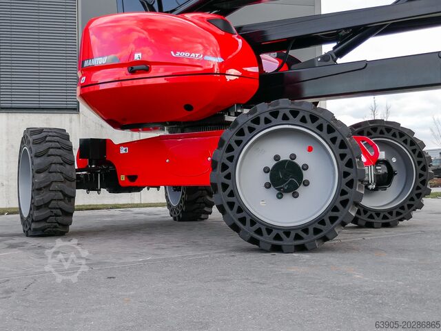Platformă de lucru telescopică articulată Manitou 200 ATJ