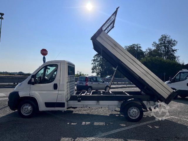 Camión volquete trilateral Peugeot BOXER