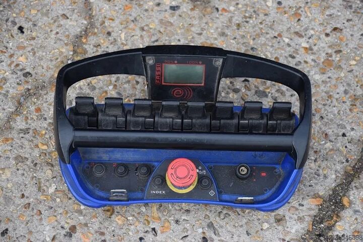 Memuat platform Mercedes-Benz Axor 1829 + Fassi 135 Flygip