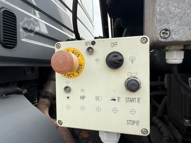 Grue montée sur camion MERCEDES-BENZ Axor 1833 4x4 HAD Dreiseitenkipper mit MGK Kran