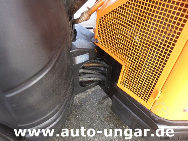 Penyapu Nilfisk CR3500 Geräteträger Kommunalfahrzeug 4x4