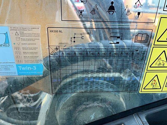 Excavadora de cadenas Hyundai HX300 NL with a bucket