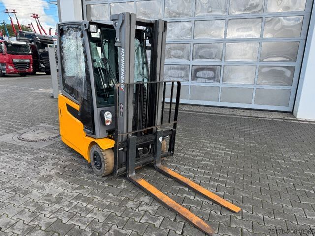 Ön yükleyici forklift JUNGHEINRICH EFG 215 / Triplex: 4.25m! / SS / nur 3.092h!