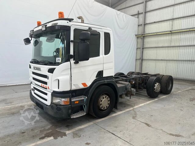 Chassis met cabine Scania P230 6X2 / Essieu relevable directionnel / Stuu...