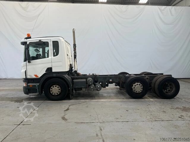 Chassis met cabine Scania P230 6X2 / Essieu relevable directionnel / Stuu...