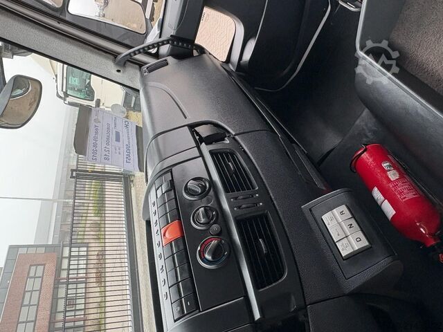 Box body Iveco 120E18 + euro 5 + lift