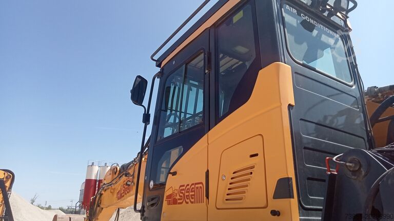 Pelle de démolition Hyundai HX380L with 20m longfront and excavation boom