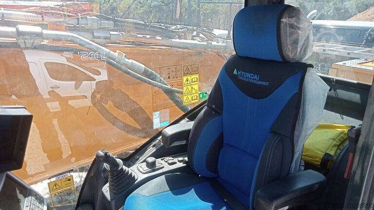 Pelle de démolition Hyundai HX380L with 20m longfront and excavation boom