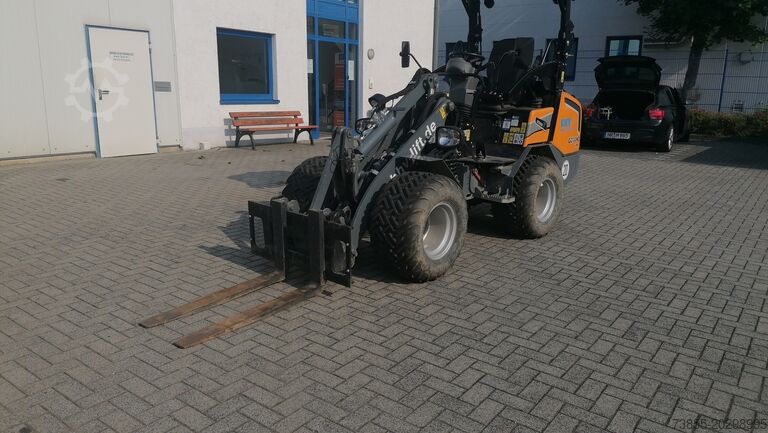 Chargeuse sur pneus GIANT G2700 X-tra HD with loader bucket and palletfork