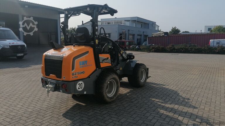 Chargeuse sur pneus GIANT G2700 X-tra HD with loader bucket and palletfork