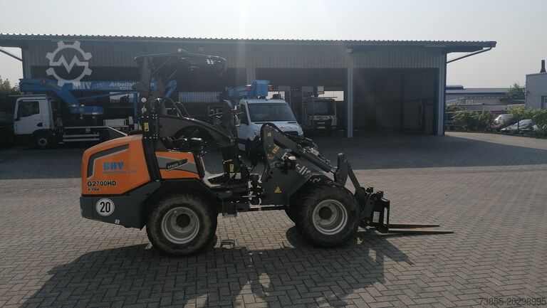 Chargeuse sur pneus GIANT G2700 X-tra HD with loader bucket and palletfork