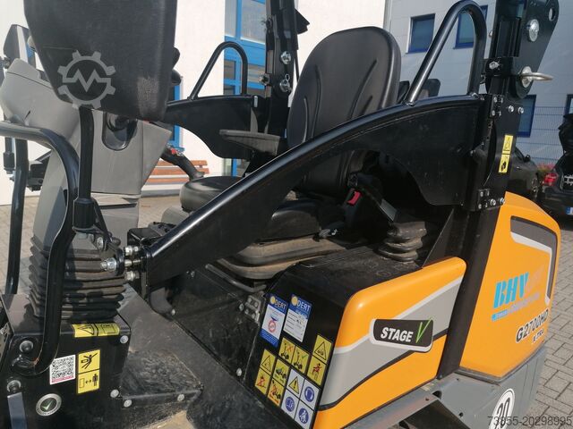 Chargeuse sur pneus GIANT G2700 X-tra HD with loader bucket and palletfork