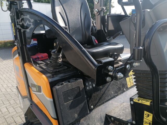 Chargeuse sur pneus GIANT G2700 X-tra HD with loader bucket and palletfork