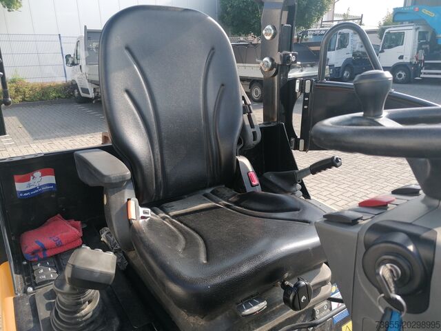 Chargeuse sur pneus GIANT G2700 X-tra HD with loader bucket and palletfork