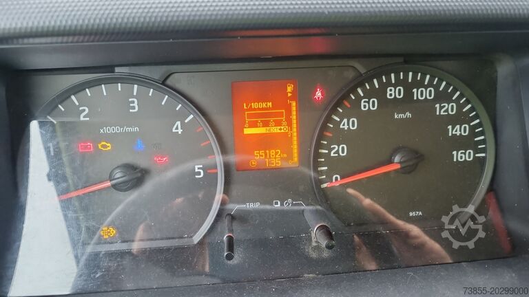 Plateforme élévatrice montée sur camion Isoli PT200 on Nissan NT400