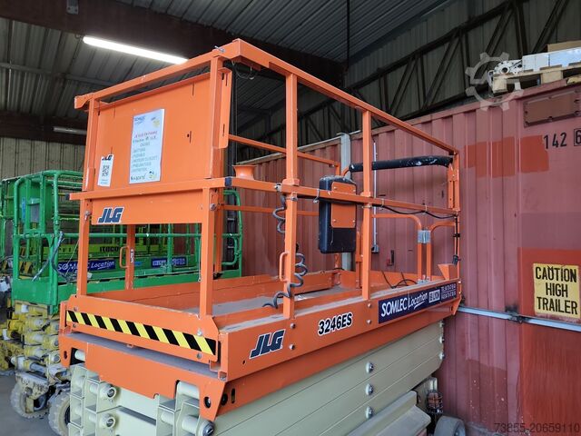 Bàn nâng cắt kéo JLG 3246ES