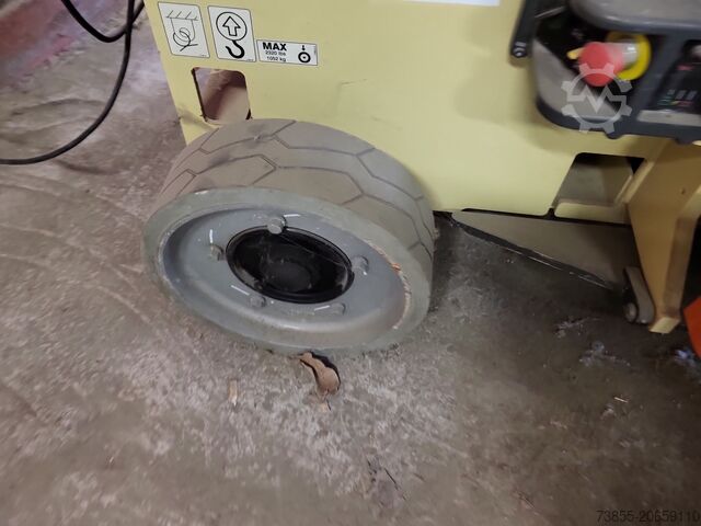 Bàn nâng cắt kéo JLG 3246ES