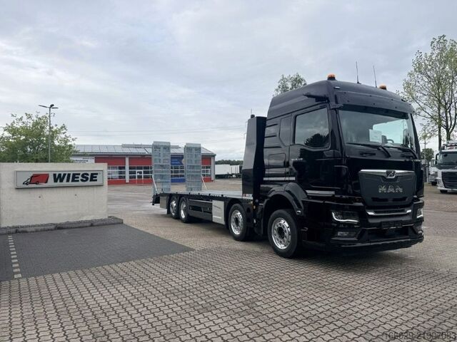 Düz kasa kamyon MAN Baumaschinen Maschinentransporter mit Rampen