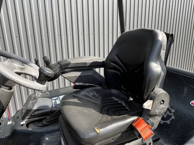 Elektryczny wózek widłowy 4-kołowy Linde E25