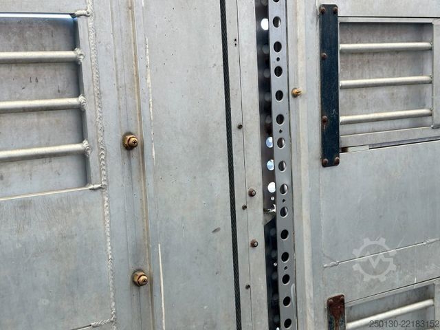 Semi-remorque pour bétail Finkl SAV35 4.Stock Hubdach Lift Tränke Tridec
