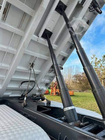 Kipper LKW MERCEDES-BENZ Arocs 3251 8x4 MEILLER Bordmatik Plane