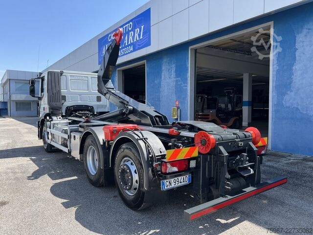 камион с кука за контейнери Iveco Stralis 460