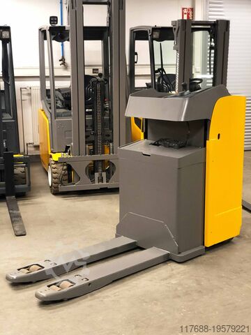 Não há condutor de porta-paletes Jungheinrich ESE 120 - Service Neu - Batterie 80% - Nur 3.323 Std.