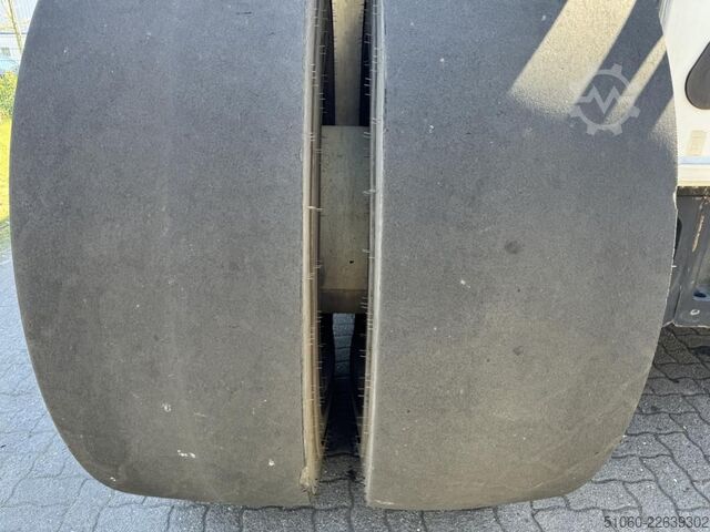 पूरा कंटेनर स्टेकर तक पहुँचता है Kalmar DRG450-60S5