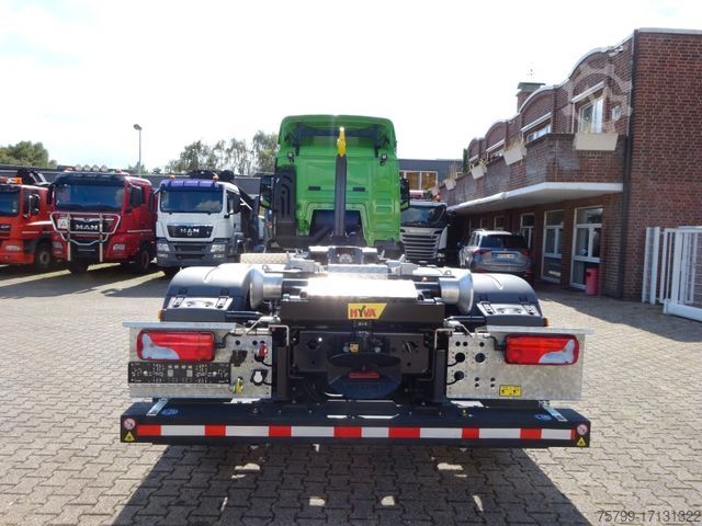รถบรรทุกขนถ่ายตู้คอนเทนเนอร์แบบตะขอ (roll-off) MAN MAN 26.520 TGS HYVA Abroller 6x2 NEU