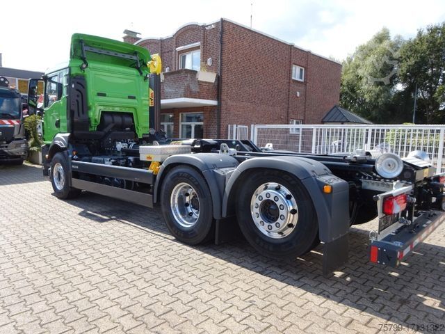 รถบรรทุกขนถ่ายตู้คอนเทนเนอร์แบบตะขอ (roll-off) MAN MAN 26.520 TGS HYVA Abroller 6x2 NEU